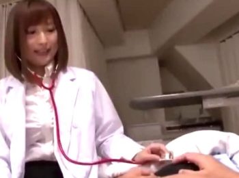 イタズラに乳首を刺激しくる痴女医に全抜きされる！痴女コスプレのAV無料動画
