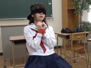 童顔の制服美少女がプニマンを容赦なくズコられて絶頂→生中出しで着床女子校生美少女中出しのエロ動画