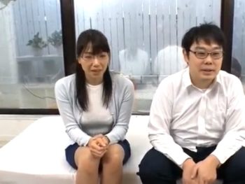 旦那が向こうにいるのに大開脚でイキまくる素人妻巨乳素人人妻ナンパのアダルト動画