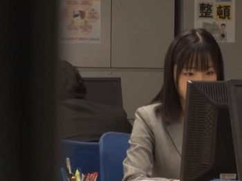 粘着ストーカーに残業で独りになったところを狙われた美人OL！泣き叫んでも誰もいないオフィスで恐怖の性交が始まる…巨乳お姉さんOLレイプのアダルト動画