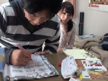 胸チラで誘惑してくる淫乱家庭教師にムラつき我慢できずにパコ開始巨乳痴女家庭教師中出しのアダルト動画