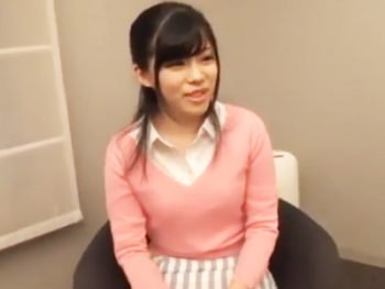 美人JDを騙してナンパ→敏感マンコが素股で発情してそのまま生パコ素人美少女ハメ撮りナンパのエロ動画