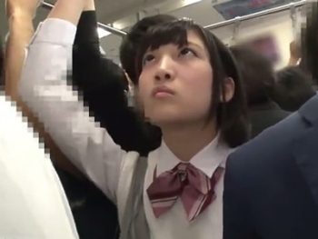電車内で変態リーマンに無理やり挿入され声を押し殺し悶えるJK女子校生美少女中出し痴漢のエロ動画