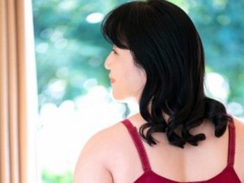 色気が溢れるムッチリ熟女が初撮りAVデビュー！人妻熟女中出しデビュー作美園ひとみのアダルト...