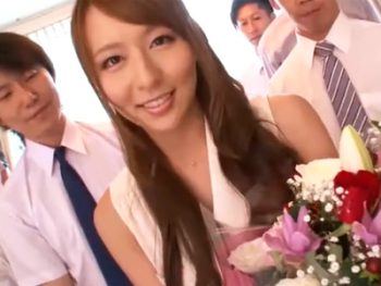 スレンダーな女教師が生徒を誘惑して放課後の教室でハードファック痴女女教師顔射ぶっかけ乱交のアダルトSEX動画