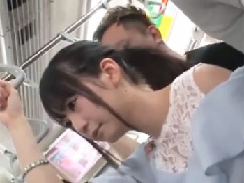 痴漢男に電車内でイカされ犯されイラマ口内射精されて悶絶する清楚美少女美少女イラマチオレイプのセクシー動画