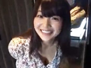 爆乳の素人娘がエッチな腰使いで男に跨りおっぱいを弾ませ乱れるハメ撮りパコ巨乳素人美少女中出しハメ撮りのエロ動画