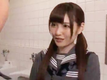 清楚なJKが公衆便所でオッサンと円光ｗ女子校生美少女のアダルト動画