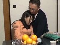 ご無沙汰人妻をコタツに隠れて手マン→ぐっしょり濡れたマンコに遠慮無用の大量中出し！巨乳お姉さん中出しの無料エロ動画