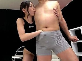 競泳水着のお姉さんがロッカールームで男を誘惑して即痴女プレイ痴女M男コスプレ水着のアダルト動画