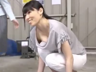 胸元ガバなスライム乳のぷるるん妻→隣人に発情され強制レイプ！巨乳人妻レイプのアダルト動画