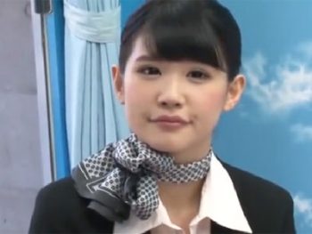 スレンダーで童顔なCAさんがまさかのMM号乗車→初対面男性と性行為開始素人お姉さんOLのエッチ動画