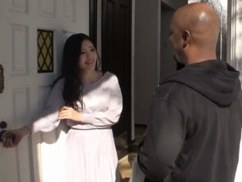 色白で綺麗な若妻が隣に越してきた極太黒人デカマラに寝取られる！痴女人妻のアダルト動画