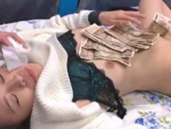 前田敦子に口元が似ている素人女のタイトデニムを脱がして攻め上げ素人お姉さんのアダルト動画