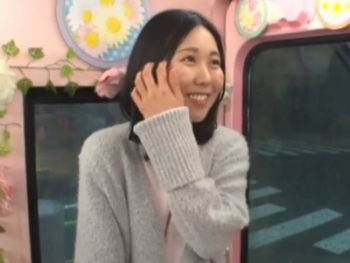 The文学少女みたいな22歳の女子大生が就活に焦りながらもAV出演ｗ素人お姉さんナンパのアダルト動画