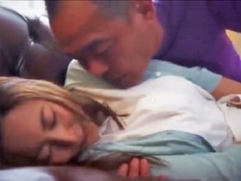 ハゲ男に襲われて抵抗するも力でかなわず犯されてしまう人妻人妻ぶっかけレイプのエロ動画