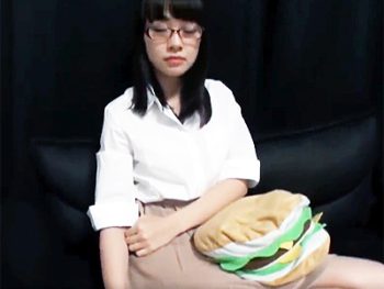 化粧っ気ない色白メガネ娘が予想外のチンポ狂いで激喘ぎｗ素人美少女痴女めがね顔射ハメ撮りのエロ動画