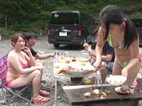 キャンプ場で知り合ったデカパイ娘と青姦ファック！巨乳お姉さん水着露出の無料エロ動画