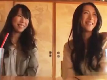 街中で捕まえた素人の美人妻二人との3Pプレイでザーメン枯渇素人人妻ぶっかけ3Pのエロ動画