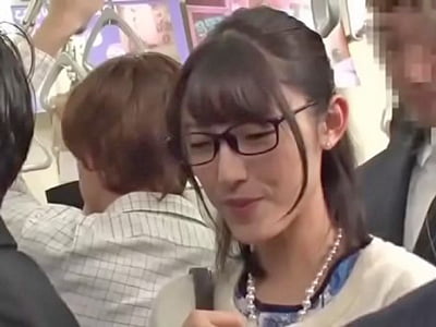 痴漢を悟られたくなくて我慢してたら中出しされちゃうメガネ妻人妻めがね中出し痴漢のアダルトエロ動画