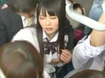 女性専用車両に間違えて乗り込んでしまったリーマンがミニスカJKに誘われて…女子校生美少女痴漢のエッチな動画