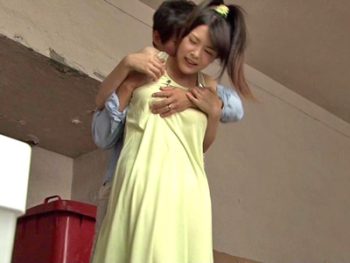 いつもノーブラでゴミ出しする人妻を遂に襲う隣人巨乳人妻の無料アダルト動画