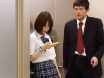 エレベーターに挟まって身動きがとれないJKを後ろからパコって中出し！巨乳女子校生美少女中出しのAV無料動画