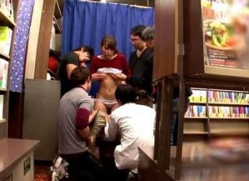 これはガチヤバ案件！店主もグル→女以外の客は全てレイパーな本屋で迷い込んだ雌たちが餌食に…！素人美少女お姉さんレイプ乱交のアダルト動画