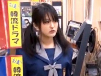 大人しそうな制服少女に目を付けた強姦魔がレンタルビデオ店で痴漢レイプ女子校生美少女顔射レイプ痴漢の無料アダルト動画