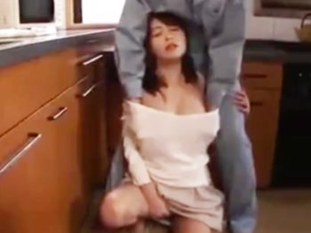 欲求不満すぎ人妻が業者の若いチンポにむしゃぶり付き不倫パコ巨乳素人人妻の無料エロ動画