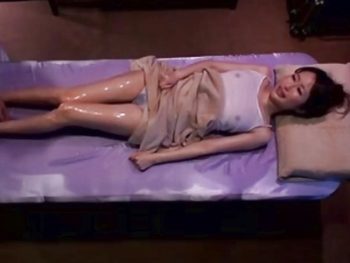 媚薬入りのオイルを塗られ敏感に感じる素人娘に無許可中出し！素人お姉さん中出し盗撮マッサージのエロ動画