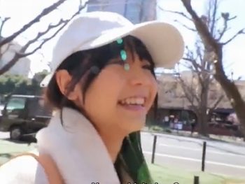 黒髪童顔なウブ美少女が緊張で身体が強張るAVデビュー♡美少女デビュー作のアダルト動画