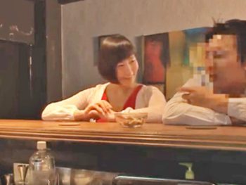 バーにいたカップルに睡媚薬を飲ませ寝取ってしまう悪徳バーテンダー巨乳お姉さんレイプのエロ動画