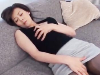 オナニーでは満足できずに隣人の部屋に押しかけて浮気パコする淫乱な美熟女妻痴女人妻熟女オナニーのエロ動画