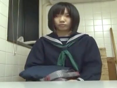 童顔のJKを公衆便所で生ハメ→容赦なく膣中にザーメンを注ぎ込む！女子校生美少女中出しのアダ...