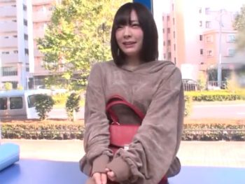 笑顔が可愛い素人美少女がMM号でお金の誘惑に負けて顔射ハメ展開素人美少女お姉さん顔射のアダルト動画