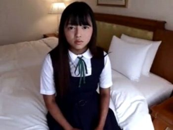 身長150cmほどしかないミニマム童顔女子に制服を着させて背徳のJKコスパコ素人美少女ハメ撮りのアダルト動画