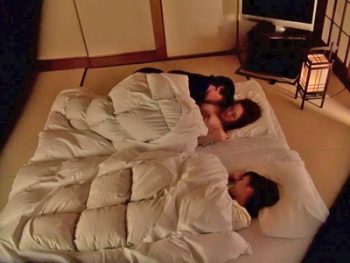 娘の隣で夜這いされて受け入れてしまうド淫乱妻巨乳素人人妻顔射ナンパのアダルト動画