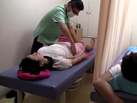 彼氏が横にいるのに鬼畜整体師にハメられちゃう素人娘素人美少女レイプ痴漢マッサージのエロ動画