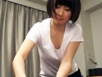 黒髪ショートカットの美少女マッサ師が施術で発情した客とヤっちゃうｗ美少女顔射マッサージのエロ動画