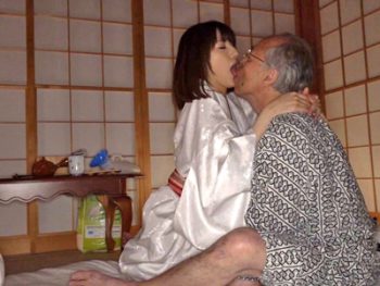 介護してくれる優しい息子の嫁に中出ししまくる義父人妻中出し近親相姦飯岡かなこのアダルトエロ動画