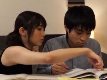 スタイル抜群の痴女家庭教師に足コキされてザーメン駄々洩れお姉さん家庭教師ぶっかけ野々宮みさとのエロ動画