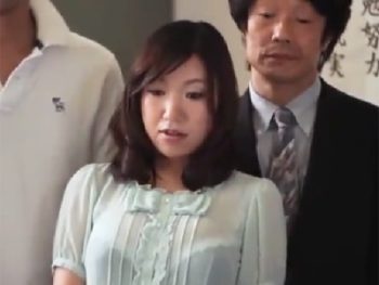嫁と来た息子の授業参観で他の美人保護者に欲情して痴漢レイプするクズｗ素人お姉さん人妻顔射レイプのエロ動画