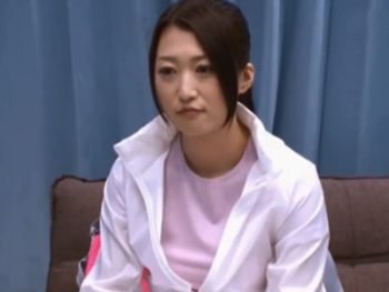 ママさんバレー帰りの人妻がマッサージに発情→他人チンポ受け入れｗ巨乳素人人妻マッサージのエッチ動画