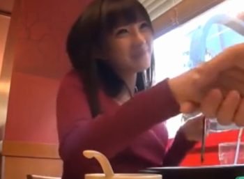 商店街で偶然ナンパした美女→細身ながらもチンポ大好きなビッチ素人が網タイツを履いてハメ撮り挑戦素人美少女パンストハメ撮りナンパのアダルト動画