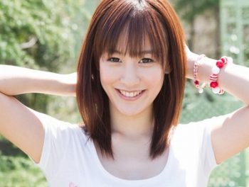 透き通るようなアイドル美少女がAVデビュー！ポジティブで笑顔の可愛い美少女が初絡みから本気...