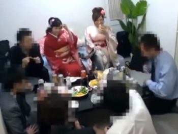 振袖着たまま大乱交！新成人の素人2人が酔ったいきおいで乱交パコ巨乳素人コスプレ乱交のアダルト動画