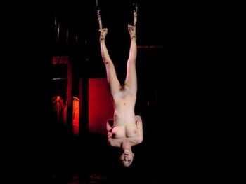 自由を奪われ宙に浮く美女が暴れイキ巨乳お姉さん三原ほのかのアダルトエロ動画