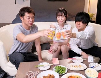 友達の彼女が…友達が寝落ちした途端に杭打ちで誘惑してくるビッチｗ痴女橋本ありなのアダルト動画