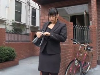 ムッチリ豊満なめがねOLと激ファック！昼間っからあらゆる場所で大胆プレイｗOLめがねのエロ動画